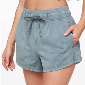 ISO Lululemon inner glow shorts size 4/6